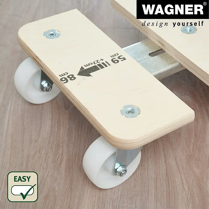 Wagner System Transportroller MM 1331 - Traglast: 200 kg, Holz, B x H: 290 x 110 mm - Das Bild zeigt eine Wagner Möbelroller mit weißen Rollen auf einem Holzboden. Der Möbelroller ist aus hellem Holz gefertigt und mit Maßangaben versehen.