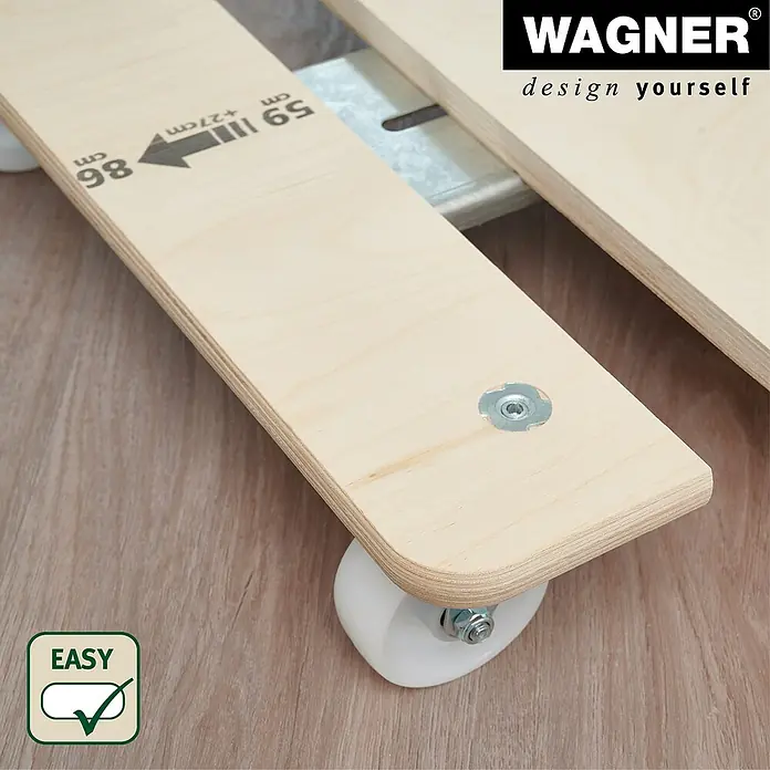 Wagner System Transportroller MM 1332 - Traglast: 200 kg, Holz, B x H: 490 x 135 mm - Das Bild zeigt eine Möbelrolle von Wagner mit einer hellen Holzplatte, die auf einem hellen Holzboden steht. Auf der Platte sind Größenangaben aufgedruckt.