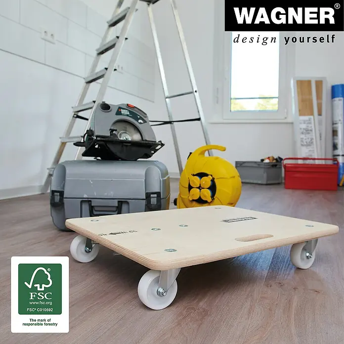 Wagner System Transportroller MM 1332 - Traglast: 200 kg, Holz, B x H: 490 x 135 mm - Das Bild zeigt ein Rollbrett mit Holzplatte und vier weißen Rollen vor Werkzeugen wie Säge, Leiter und Verlängerungskabel.