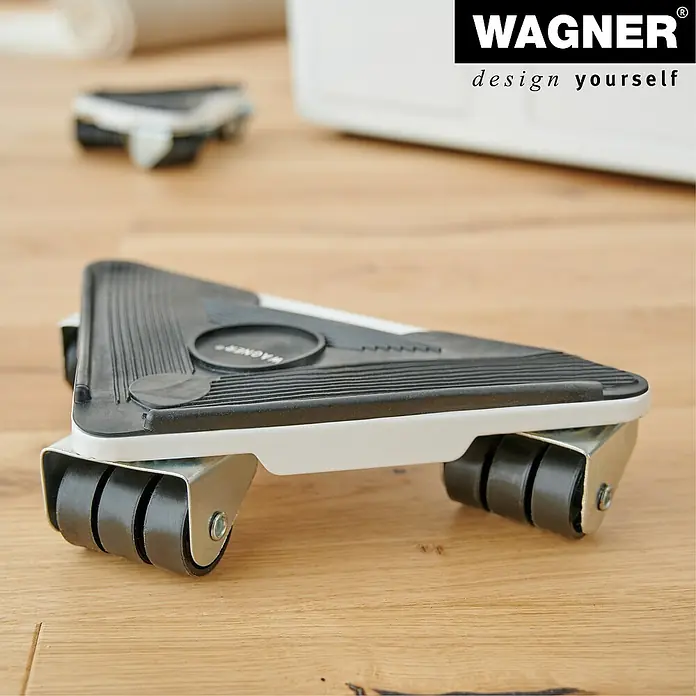 Wagner System Transportroller MM 1191 - L x B x H: 230 x 170 x 50 mm, Traglast: 250 kg, Stahl - Das Bild zeigt einen Möbelroller von Wagner mit einer dreieckigen, rutschfesten Oberfläche und Rollen für einfaches Bewegen von Möbeln.