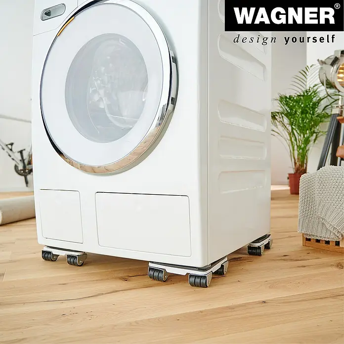 Wagner System Transportroller MM 1191 - L x B x H: 230 x 170 x 50 mm, Traglast: 250 kg, Stahl - Die Waschmaschine steht auf einem Rollbrett von Wagner, um das Bewegen zu erleichtern. Das Möbel ist weiss und es hat eine Tür mit einem silbernen Rand.
