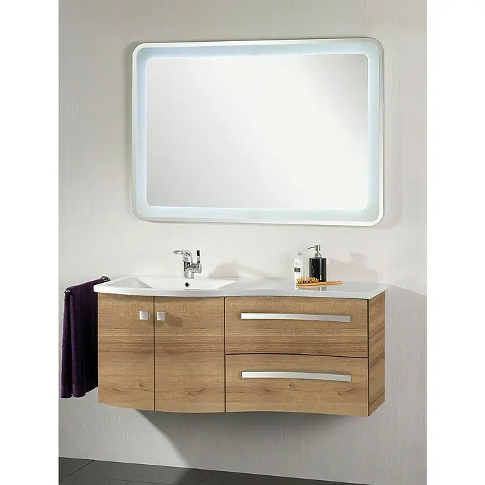 Camargue Wave Waschtischunterschrank - 118,4 x 54 x 49,8 cm, Berg Eiche, DIN Anschlag: Links - Ein modernes Badezimmer-Waschbecken mit Holzunterschrank und beleuchtetem Spiegel. Ideal für stilvolle Badezimmergestaltung.