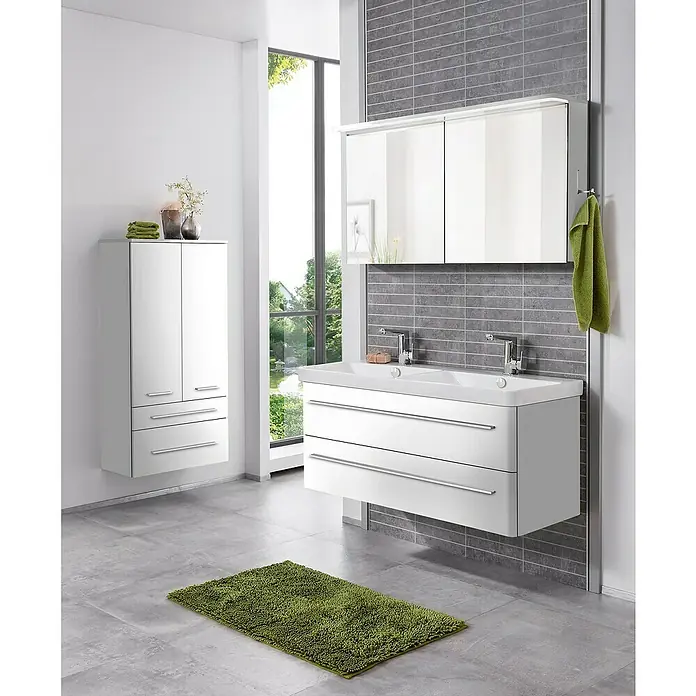 Lanzet Modern 3.0 Einbauwaschbecken - 120 x 46 cm, Weiß - Elegantes Badezimmer-Interieur mit weißem Waschtischunterschrank und Spiegelschrank. Ein grüner Teppich sorgt für Farbakzente.
