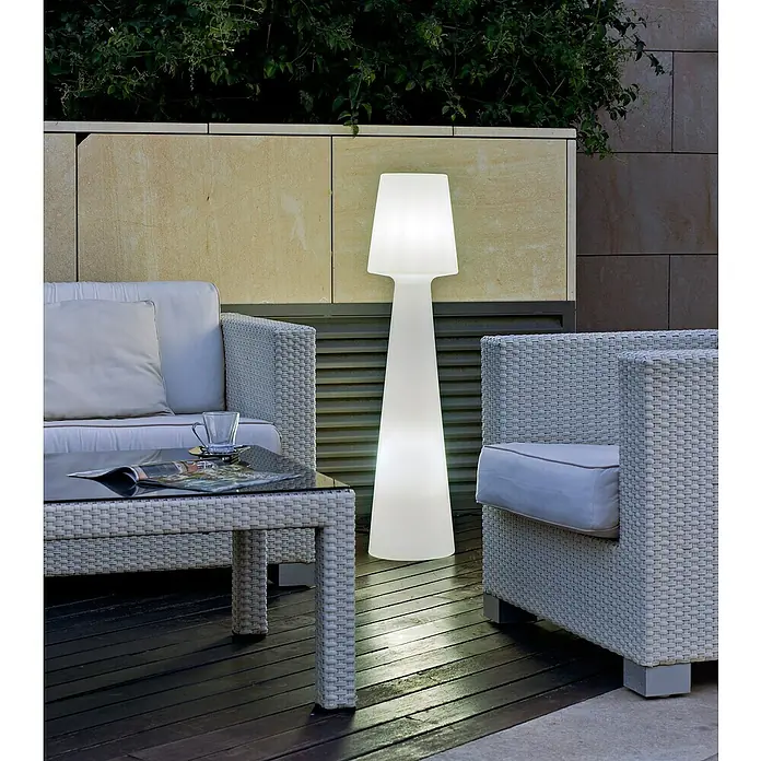 New Garden Design-Außenleuchte Lola 110 - Höhe: 110 cm, Leistung: 16 W, Tageslichtweiß - Stimmungsvolle Außenleuchte neben einer weißen Rattancouch und einem Sessel, die eine gemütliche Atmosphäre im Garten oder auf der Terrasse schafft.