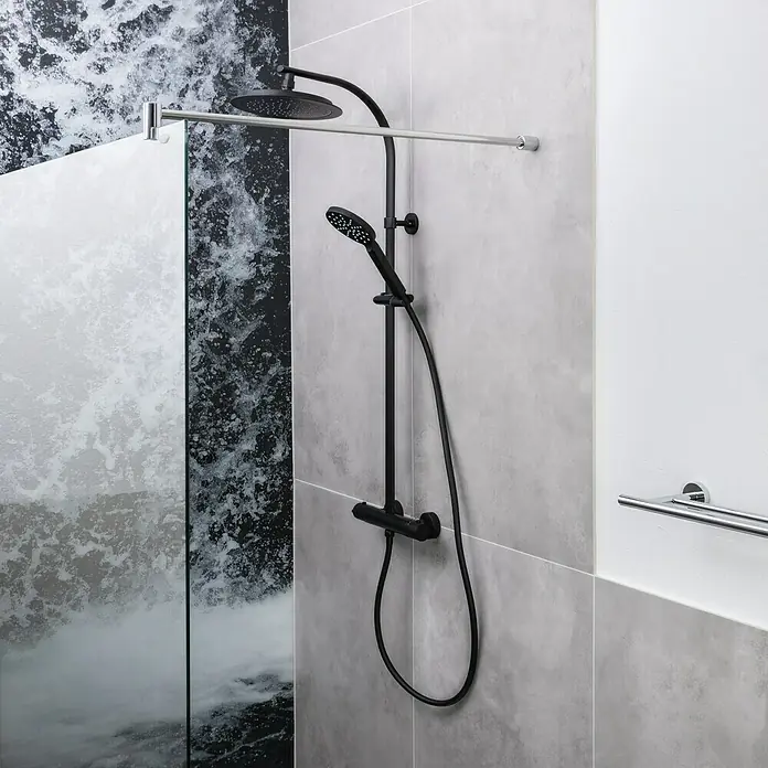 Camargue Duschsystem New York - Mit Thermostatarmatur, Anzahl Strahlarten: 3 Stk., Schwarz - Schwarze Duschgarnitur mit Handbrause und Kopfbrause, stilvolles Design für moderne Badezimmer. Elegante Duschlösung mit grauen Fliesen im Hintergrund.