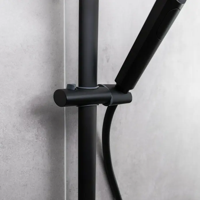 Camargue Duschsystem New York - Mit Thermostatarmatur, Anzahl Strahlarten: 3 Stk., Schwarz - Nahaufnahme einer modernen, schwarzen Duschstange mit Handbrause vor einer hellen Wand. Das elegante Design betont die Funktionalität.