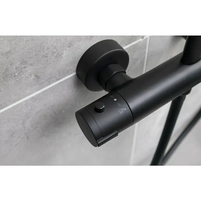 Camargue Duschsystem New York - Mit Thermostatarmatur, Anzahl Strahlarten: 3 Stk., Schwarz - Nahaufnahme einer eleganten, schwarzen Duscharmatur mit Temperaturregler und Umstellknopf vor einer grauen gefliesten Wand.