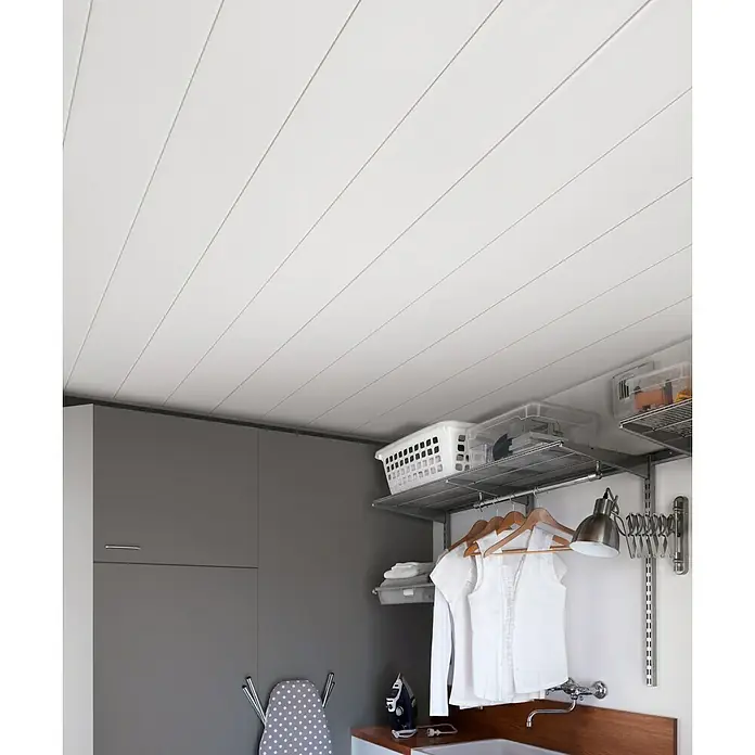 Grosfillex Panel de pared Exapan White Line 3000 - Blanco, 260 cm x 37,5 cm x 8 mm - Un revestimiento de techo con paneles en un lavadero, que combina funcionalidad con un diseño moderno y limpio.