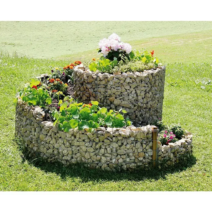 Bellissa Gabionen-Kräuterspirale - 150 x 200 x 80 cm, Stahl, Fassungsvermögen Erde: 1.350 kg - Spiral-Kräuterbeet aus Gabionen mit verschiedenen Kräutern und Blumen bepflanzt, auf einer grünen Wiese.