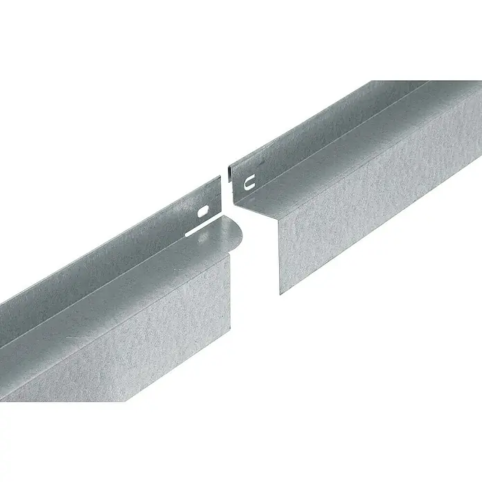Bellissa Rasenkante Comfort - 118 x 9 cm, Metall, Verzinkt, Mähkante - Nahaufnahme von zwei metallenen Trockenbauprofilen, die für die Installation vorbereitet sind und ihre Konstruktion detailliert zeigen.