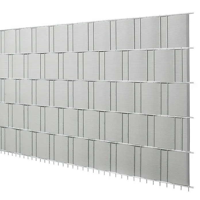 Stabilit Sichtschutzstreifen - Silbergrau, 201,5 x 19,2 cm, 5 Stk. - Das Bild zeigt einen modernen, blickdichten Metallzaun mit horizontalen und vertikalen Streben vor einem schwarzen Hintergrund.