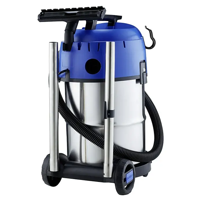 Nilfisk Elektro-Nass- & Trockensauger Multi II 30 T Inox VSC - 1.400 W, Behältervolumen: 30 l, Halbautomatisch - Abbildung eines Nass-Trockensaugers mit blauem Kopf und silberfarbenem Behälter, der auf einem schwarzen Sockel mit Rädern steht.