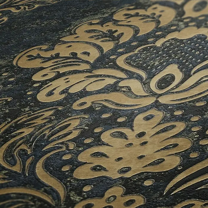 A.S. Création Metropolitan Stories II Vliestapete Damask - Blau/Gold, Ornament, 10,05 x 0,53 m - Detailaufnahme eines ornamentalen Tapetenmusters in Gold und Dunkelblau, das eine luxuriöse und elegante Atmosphäre ausstrahlt.