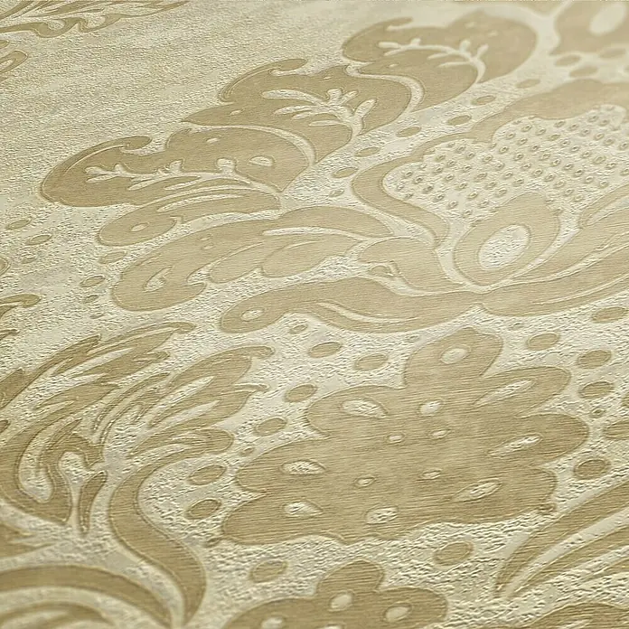 A.S. Création Metropolitan Stories II Vliestapete Damask - Beige/Gold/Creme, Ornament, 10,05 x 0,53 m - Detailaufnahme einer beigen Vliestapete mit einem edlen, floralen Muster, das eine elegante und stilvolle Atmosphäre erzeugt.