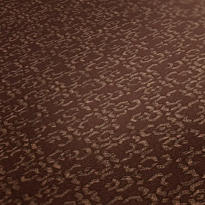 A.S. Création Metropolitan Stories II Vliestapete Metallornament - Rot, Ornament, 10,05 x 0,53 m - Nahaufnahme einer braunen Tapete mit einem geprägten, organischen Muster, das eine warme und elegante Atmosphäre schafft.