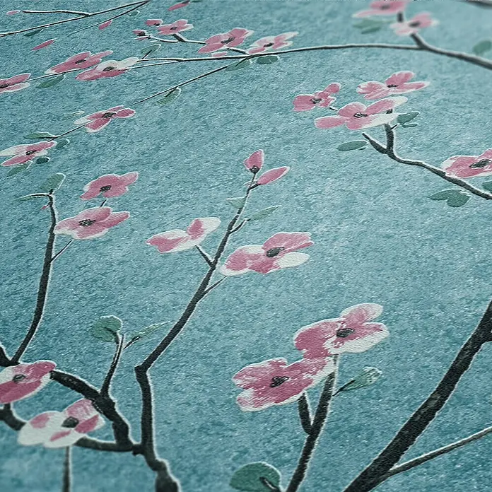 A.S. Création Metropolitan Stories II Vliestapete Kirschblüte - Türkis, Floral, 10,05 x 0,53 m - Nahaufnahme einer floralen Tapete mit zarten rosa Blüten und Ästen auf einem blaugrünen Hintergrund, die eine ruhige Atmosphäre schafft.