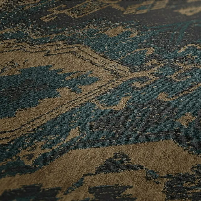 A.S. Création Metropolitan Stories II Vliestapete Teppich - Grün/Braun, Ornament, 10,05 x 0,53 m - Nahaufnahme eines Teppichs mit abstraktem Muster in Blau-, Braun- und Schwarztönen. Der Teppich hat eine sichtbare Textur.