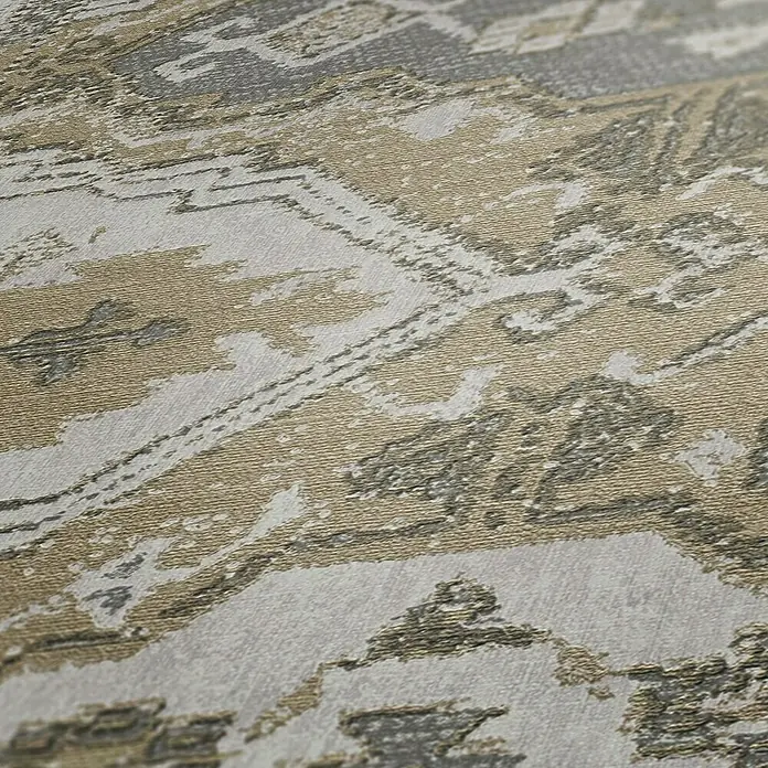 A.S. Création Metropolitan Stories II Vliestapete Teppich - Creme/Grau, Ornament, 10,05 x 0,53 m - Nahaufnahme eines Stoffes mit abstraktem Muster in Grau- und Goldtönen. Das Textildesign verleiht jedem Raum eine elegante und moderne Note.