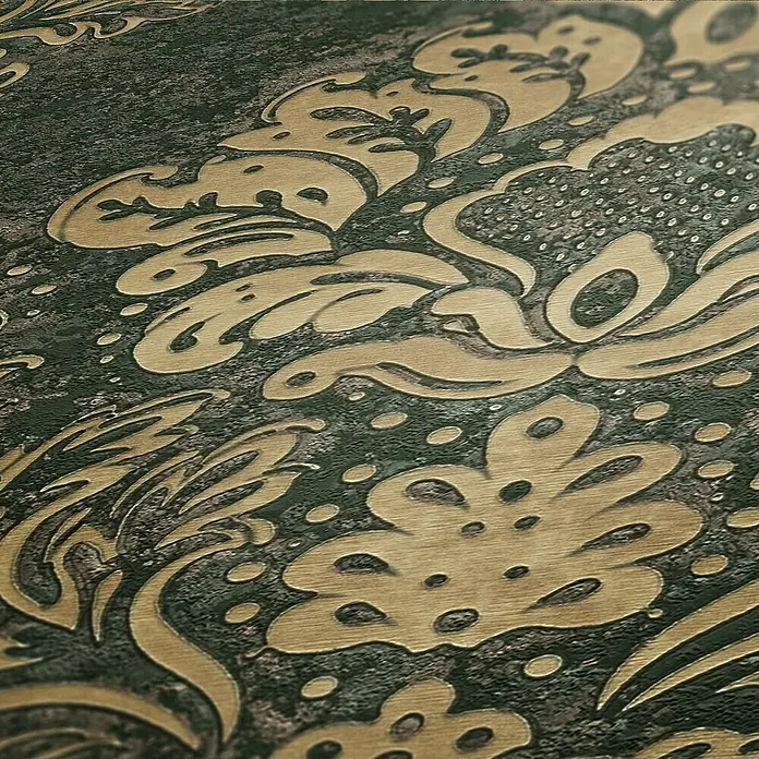 A.S. Création Metropolitan Stories II Vliestapete Damask - Beige/Grün, Ornament, 10,05 x 0,53 m - Nahaufnahme eines eleganten Wanddesigns mit floralen Mustern in Goldtönen auf dunklem Hintergrund. Texturiert und stilvoll.