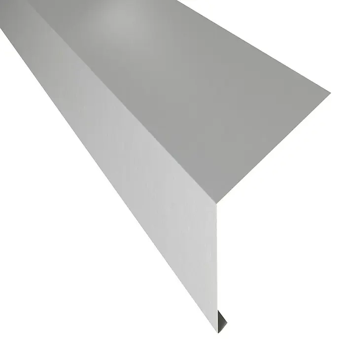Metdach Schürze für Dachrinne PP12 - Silber, Länge: 100 cm, Stahl - Detailaufnahme einer grauen Metalleinfassung, die in einem Winkel geformt ist, ideal für Gebäudeabschlussarbeiten und Wetterschutz.