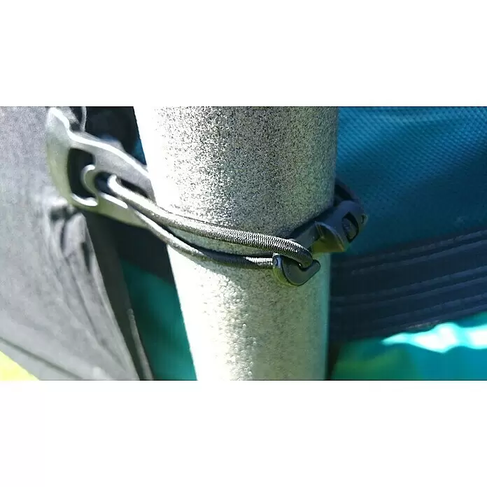 Clips Holdon Midi - 4 Stk., Weiß - Schwarzes Bungee-Seil mit Kordelstopper um eine strukturierte graue Stange, Teil einer Outdoor-Ausrüstung.