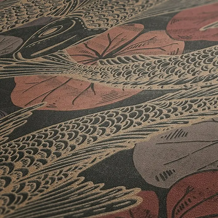 A.S. Création Metropolitan Stories II Vliestapete Koi - Bronze, Tieroptik, 10,05 x 0,53 m - Detailaufnahme einer gemusterten Oberfläche mit floralen Elementen und abstrakten Formen in gedeckten Farben.