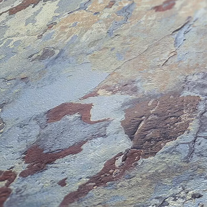 A.S. Création Metropolitan Stories II Vliestapete Putzwand - Blau, Steinoptik, 10,05 x 0,53 m - Nahaufnahme von mehrfarbigem Naturstein mit strukturierten grauen, blauen, braunen und goldenen Schichten.