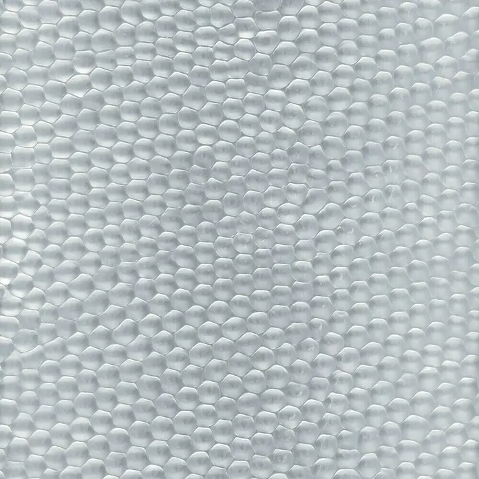 Kantoflex Prägeblech - L x B: 500 x 250 mm, Stärke: 0,5 mm, Gehämmert - Nahaufnahme einer Zellstruktur aus Styropor, die für Verpackungen oder Isolierungen verwendet wird und eine interessante Textur aufweist.