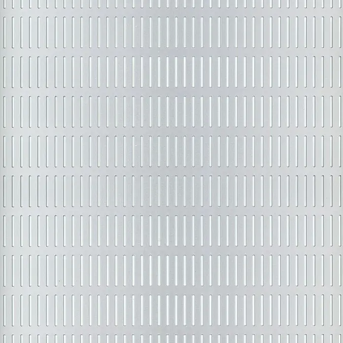 Kantoflex Schlitzlochblech500 x 250 mm, Stärke: 0,7 mm, Aluminium, Eloxiert - Silberne Metallplatte mit einem Muster aus vertikalen Schlitzen, ideal für moderne Designs.