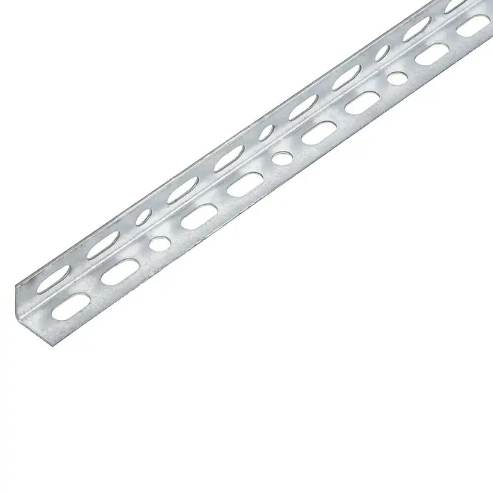 Alberts Winkelprofil Conceptor® - 2.000 x 15 x 15 mm, Stärke: 1 mm, Verzinkt - Das Bild zeigt eine gelochte Winkelstange aus Metall, die häufig im Bauwesen und für Heimwerkerprojekte verwendet wird.