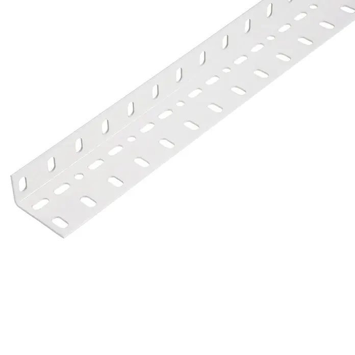 Alberts Winkelprofil Conceptor® - 1.000 x 60 x 35 mm, Stärke: 1,5 mm, Weiß kunststoffbeschichtet - Nahaufnahme einer weißen Winkelstange mit Löchern, die für Regale oder andere Konstruktionen verwendet werden kann.