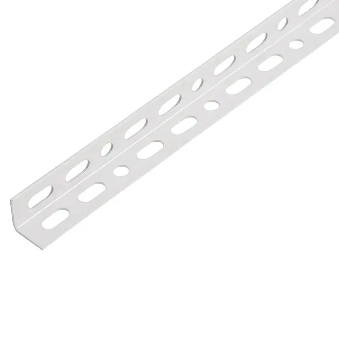 Alberts Winkelprofil Conceptor® - 1.000 x 15 x 15 mm, Stärke: 1 mm, Weiß kunststoffbeschichtet - Nahaufnahme einer weißen, perforierten Winkelstahlschiene, die für Regale oder Konstruktionen im Bauwesen geeignet ist. Vielseitig und robust.