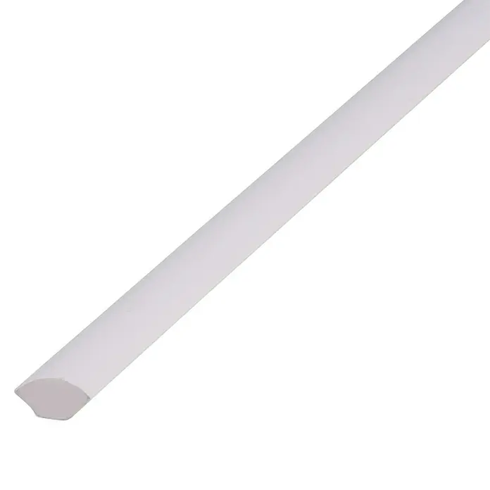 Alberts Viertelkreis-Profil - 2.600 x 15 x 15 mm, Kunststoff, Silber - Nahaufnahme einer weißen, runden LED-Leuchte, ideal für moderne Beleuchtungskonzepte. Energieeffizient und stilvoll.