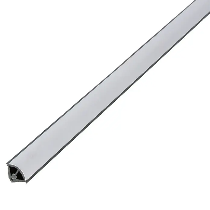 Alberts Abschlussleiste selbstklebend - Silber, L x B x H: 2.600 x 15 x 15 mm - Nahaufnahme einer LED-Eckprofilleiste, die sich ideal für die Integration von Beleuchtung in Ecken eignet. Elegantes Design für moderne Beleuchtungskonzepte.