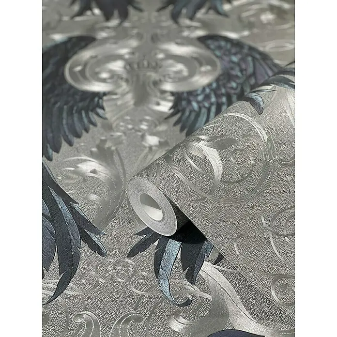 Glööckler Imperial Vliestapete Royal - Silber, Ornament, 10,05 x 0,7 m - Nahaufnahme einer Rolle silberner Tapete mit Flügelmuster, die eine elegante und moderne Ästhetik für die Inneneinrichtung bietet.