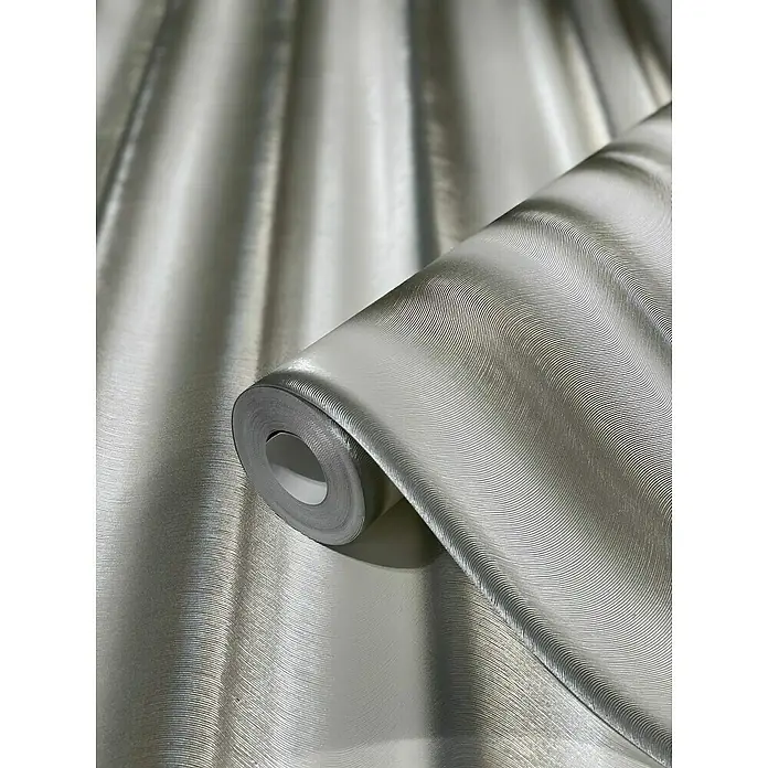 Glööckler Vliestapete - Beige/Silber, Streifen, 10,05 x 0,7 m - Detailaufnahme einer Rolle silberner Vinyltapete mit einem subtilen, gewellten Texturmuster. Perfekt für moderne Innenräume.