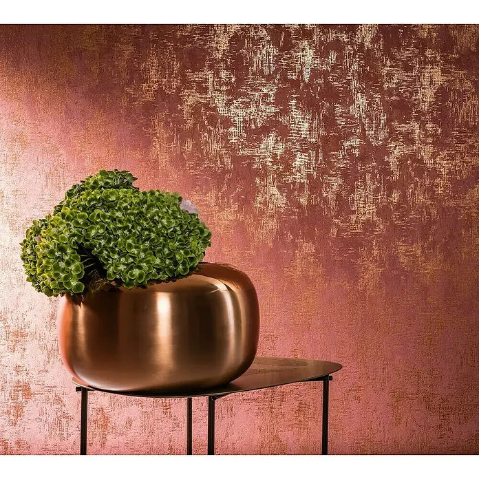 Marburg Nabucco Vliestapete Shadow - Rot, Uni, 10,05 x 0,53 m - Ein moderner Tisch mit einer auffälligen Blumenvase, die das Zimmer mit ihrem stilvollen Design und der grünen Blumenpracht bereichert.