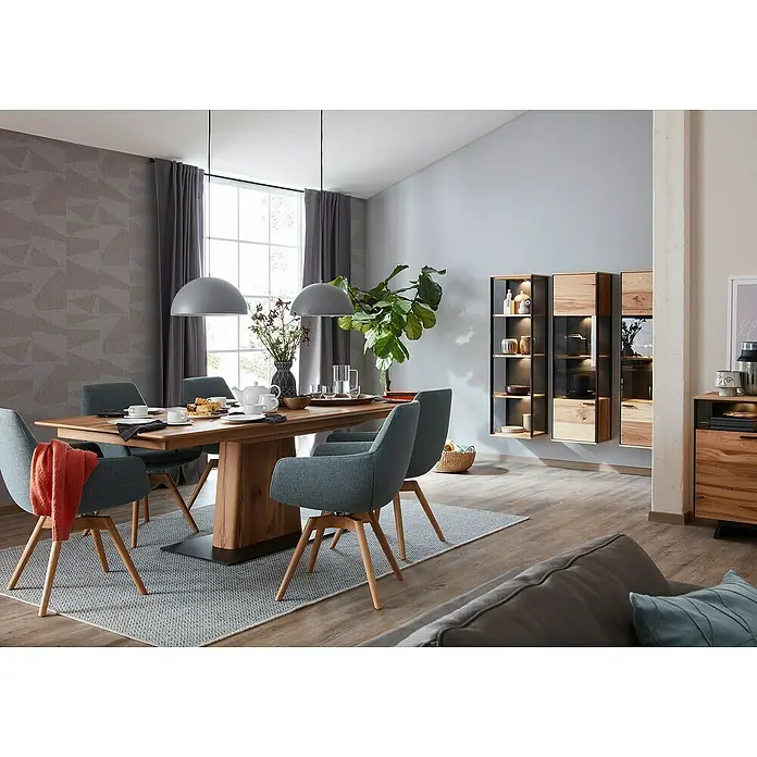 SCHÖNER WOHNEN-Kollektion Vliestapete - Grau/Beige, Grafisch, 10,05 x 0,53 m - Ein stilvolles Esszimmer mit Holztisch, grauen Stühlen und modernen Pendelleuchten. Die Holzschränke an der Wand bieten zusätzlichen Stauraum.