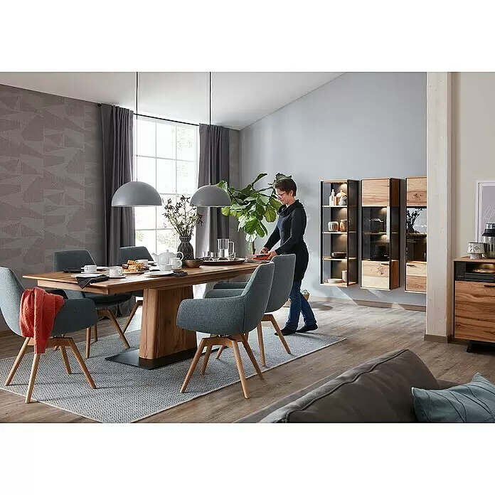 SCHÖNER WOHNEN-Kollektion Vliestapete - Grau/Beige, Grafisch, 10,05 x 0,53 m - Moderner Esstisch aus Holz mit grauen Stühlen, gedeckt für eine Mahlzeit in einem modernen Esszimmer.