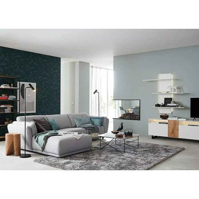 SCHÖNER WOHNEN-Kollektion Vliestapete Marmoroptik - Grün/Grau, Steinoptik, 10,05 x 0,53 m - Einladendes Wohnzimmer mit großem grauen Sofa, stilvollem Couchtisch und moderner Einrichtung für ein gemütliches Ambiente.