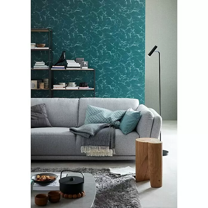 SCHÖNER WOHNEN-Kollektion Vliestapete Marmoroptik - Grün/Grau, Steinoptik, 10,05 x 0,53 m - Dunkelpetrolfarbene Marmor-Tapete an einer Wohnzimmerwand, die einen eleganten Akzent setzt.