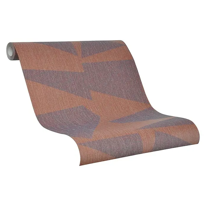 SCHÖNER WOHNEN-Kollektion Vliestapete - Braun/Orange, Grafisch, 10,05 x 0,53 m - Eine Rolle geometrische Tapete mit dreieckigen Formen in Braun- und Lilatönen. Die Tapete hat eine feine Textur und wird aufgerollt dargestellt.