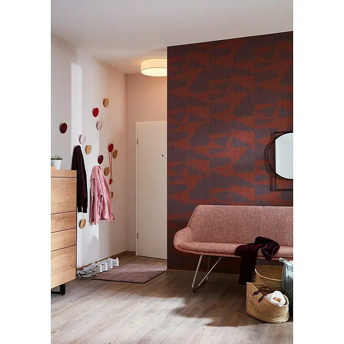 SCHÖNER WOHNEN-Kollektion Vliestapete - Braun/Orange, Grafisch, 10,05 x 0,53 m - Elegante Diele mit Holzkommode, runden Wandhaken, Sitzbank und geometrischer Mustertapete in Rot- und Brauntönen.
