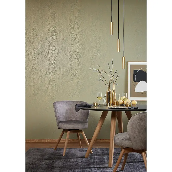 SCHÖNER WOHNEN-Kollektion Vliestapete Maserung - Grün/Gold, Grafisch, 10,05 x 0,53 m - Stilvolles Esszimmer mit rundem Tisch, grauen Stühlen und goldenen Akzenten. Die Hängeleuchten setzen elegante Highlights im Raum.