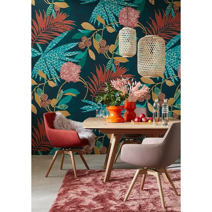 SCHÖNER WOHNEN-Kollektion Fototapete Digitaldruck - B x H: 212 x 270 cm, Vlies, Bunt - Blick auf einen Essbereich mit zwei hölzernen Pendelleuchten und einem Tisch mit Stühlen.