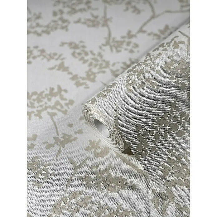 SCHÖNER WOHNEN-Kollektion New Spirit Vliestapete Blüten-Allover - Weiß/Gold, Floral, 10,05 x 0,53 m - Nahaufnahme einer Rolle weißer Tapete mit einem eleganten, blumigen Muster in Beige, die eine sanfte und stilvolle Note verleiht.