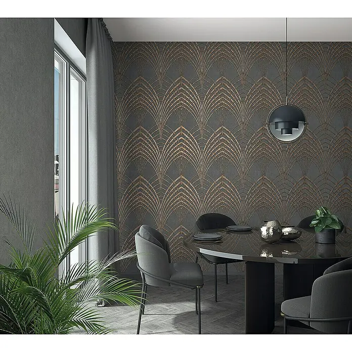 Marburg Sand & Stones Vliestapete Modernista - Dunkelgrau, Uni, 10,05 x 0,53 m - Elegantes Esszimmer mit einem runden Tisch, stilvollen Stühlen und einer dekorativen Wandtapete.