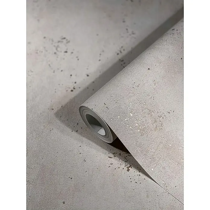 Marburg Sand & Stones Vliestapete City Glam I - Creme, Betonoptik, 10,05 x 0,53 m - Graue Tapetenrolle mit abstraktem Muster, die sich teilweise abrollt und einen Blick auf die Innenseite der Rolle freigibt.