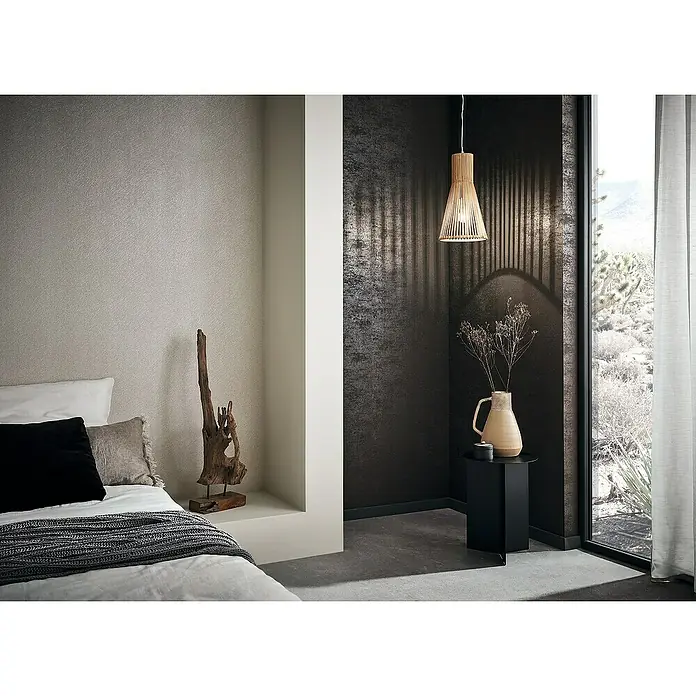 Marburg Sand & Stones Vliestapete Dune III - Beige, Uni, 10,05 x 0,53 m - Hängelampe aus Holz mit einem beigen Krug und Blumenzweigen auf einem eleganten, schwarzen Beistelltisch, neben einem grossen Fenster.