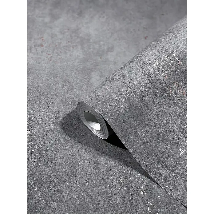 Marburg Sand & Stones Vliestapete City Glam I - Dunkelgrau, Betonoptik, 10,05 x 0,53 m - Nahaufnahme einer Rolle grauer Zementtapete mit subtilen silbernen Akzenten, die eine moderne und elegante Ästhetik verleiht.